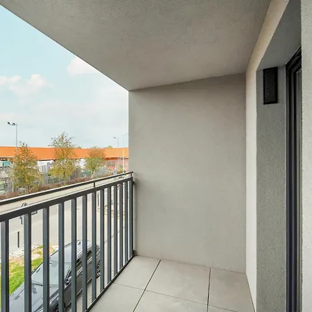 Elegant & Cozy With Balcony By Renters Apartmán