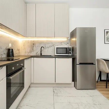 Elegant & Cozy With Balcony By Renters Apartmán