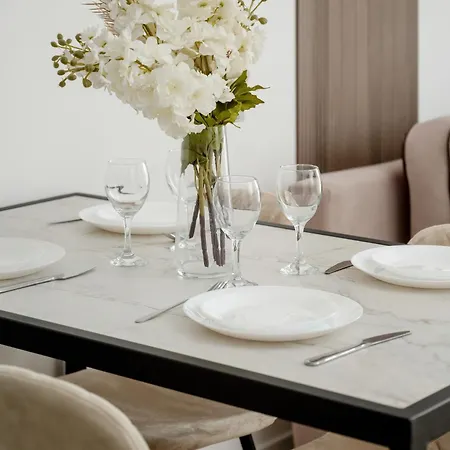 Elegant & Cozy With Balcony By Renters
