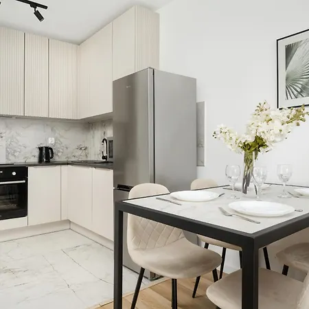 Apartmán Elegant & Cozy With Balcony By Renters *
