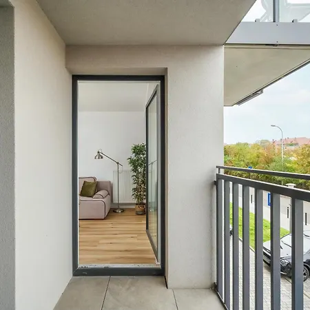 Elegant & Cozy With Balcony By Renters *