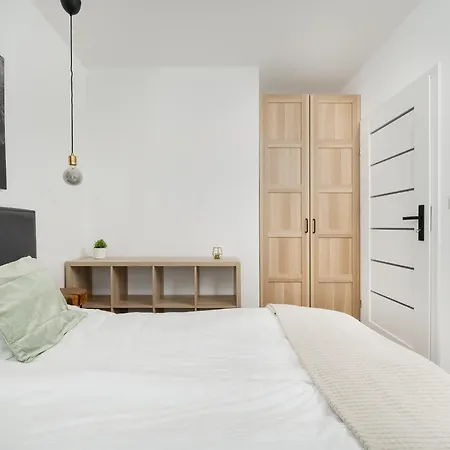 Elegant & Cozy With Balcony By Renters Apartmán